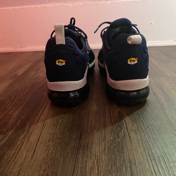 Shoes used 9/10.  Size 9.5 - Picture 4 of 6